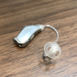 オープンフィッティング
（オープン耳栓）
耳かけ型補聴器